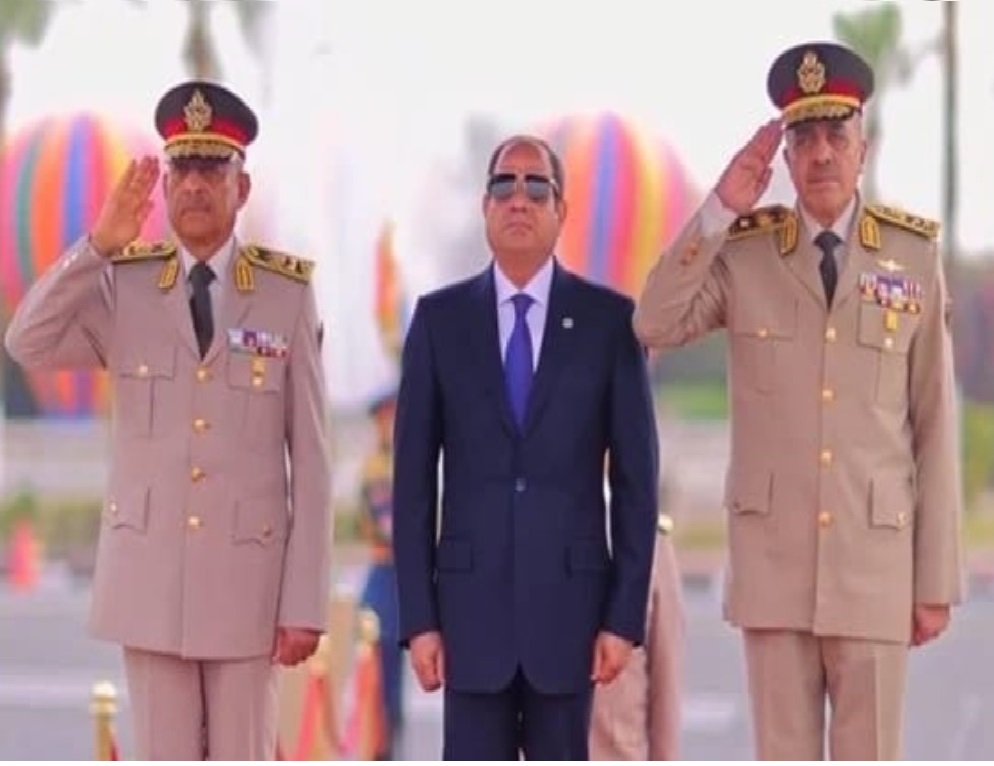 الرئيس السيسى يضع إكليلا من الزهور على النصب التذكارى 